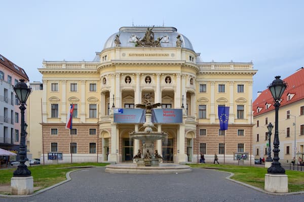 Slowakisches Nationaltheater welches beinhaltet historische Architektur, Platz oder Plaza und Theater