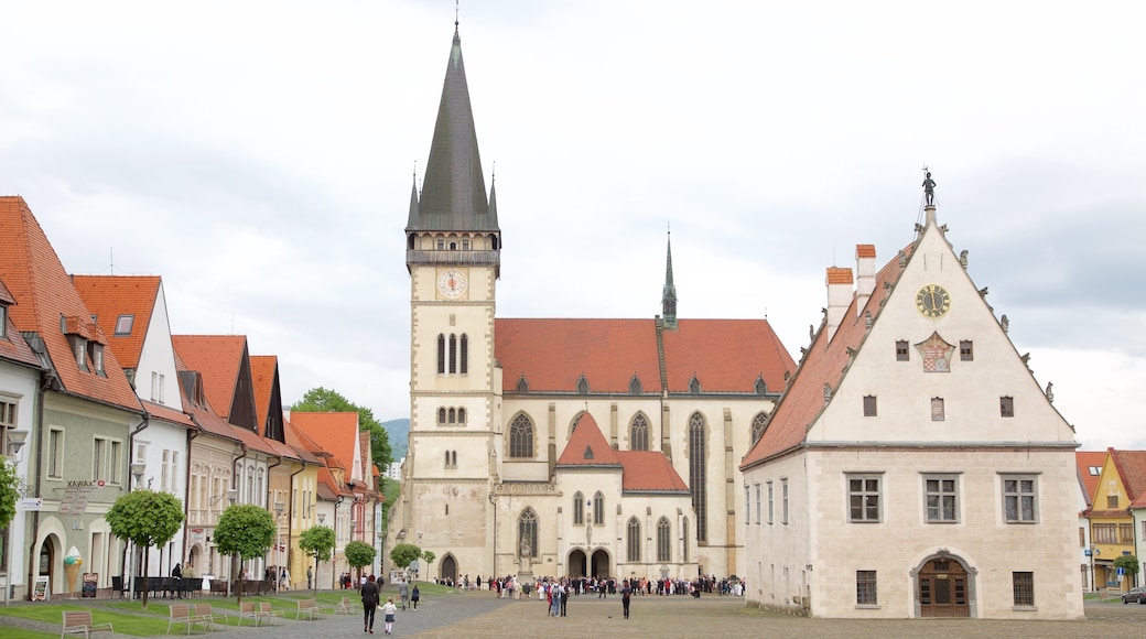 S:t Egidius-kyrkan presenterar gatuliv, ett torg och en kyrka eller katedral