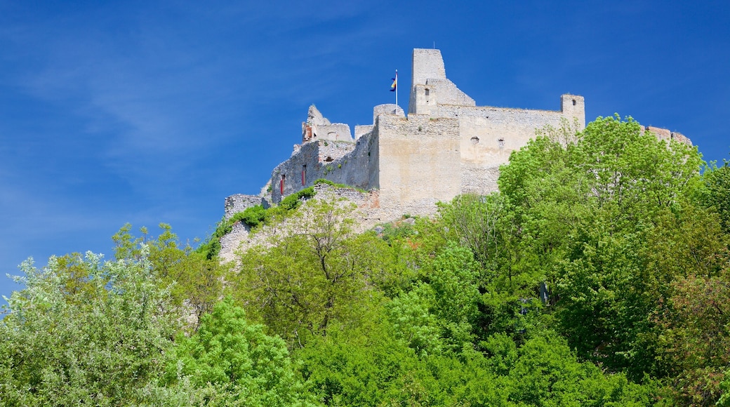 Slovakien som inkluderar chateau eller palats och en ruin