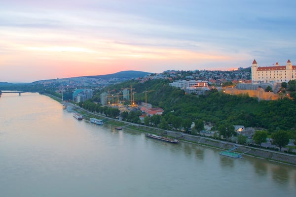 Bratislava montrant chĂąteau, coucher de soleil et ville