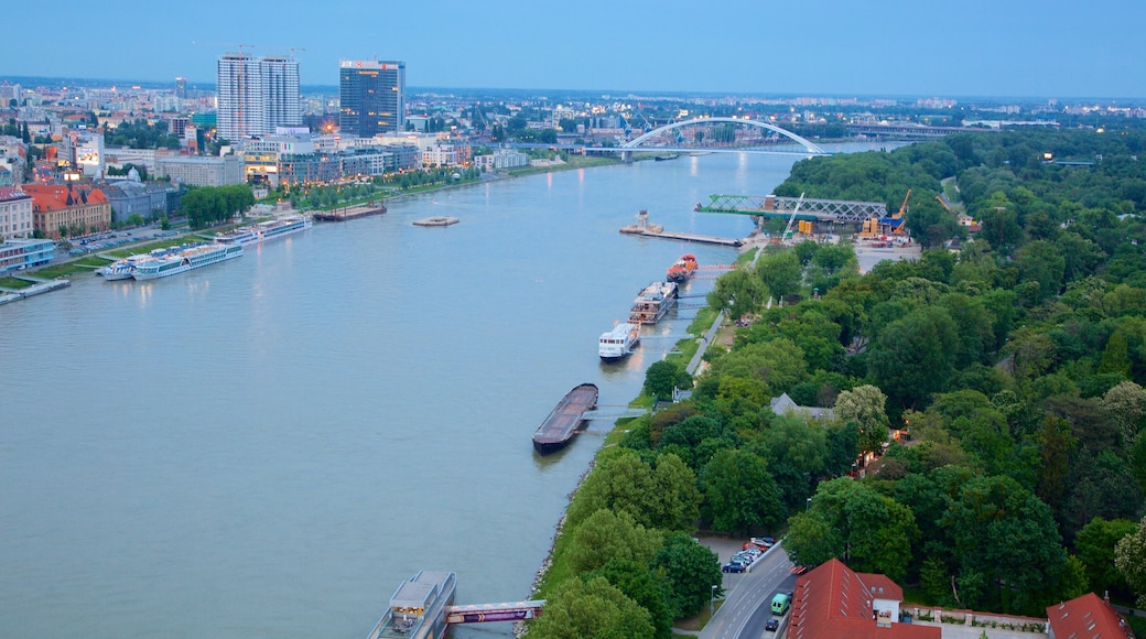 Bratislava que incluye una ciudad y un río o arroyo