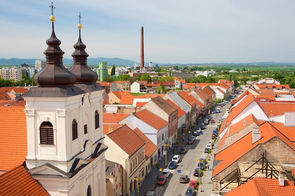 Trnava welches beinhaltet Stadt und Kirche oder Kathedrale