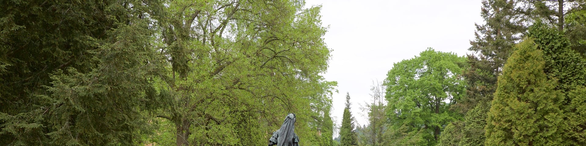 Bardejov showing a park and a statue or sculpture