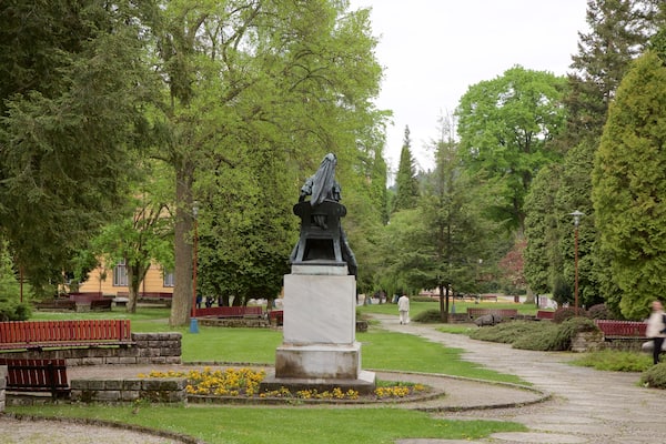 Bardejov showing a park and a statue or sculpture