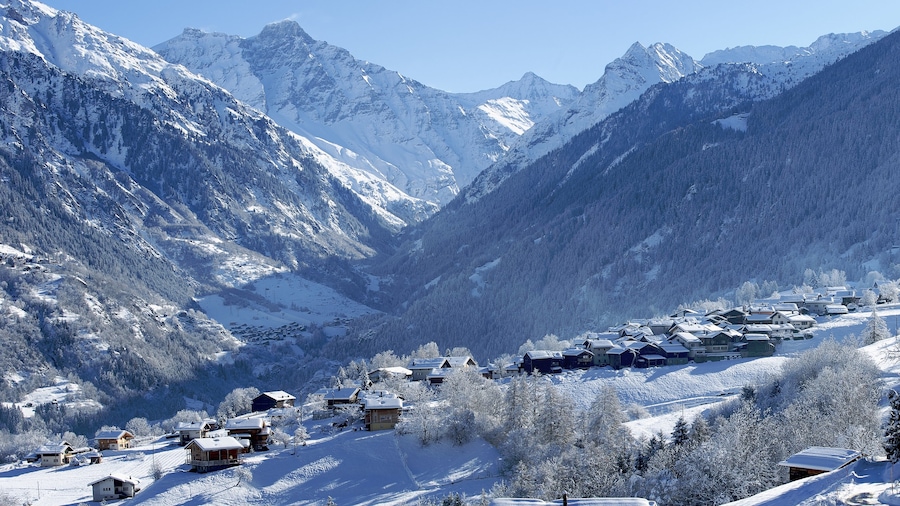 Verbier bevat een klein stadje of dorpje, sneeuw en bergen