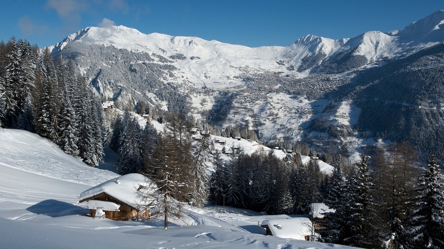 Verbier som inkluderar skogar, en liten stad eller by och snö