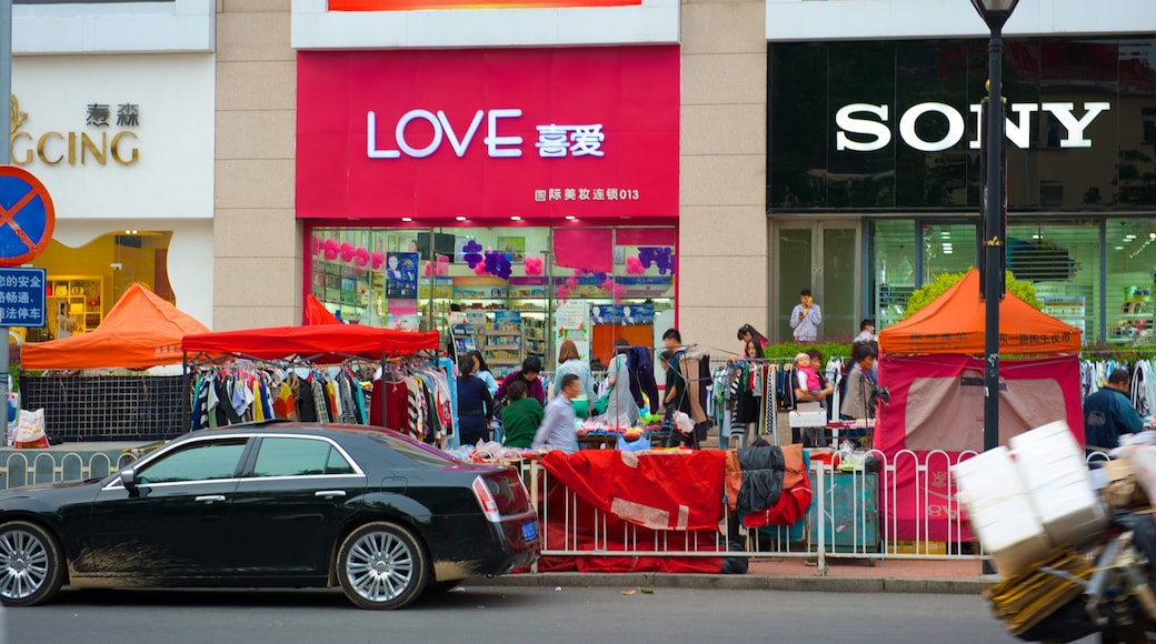 Qingdao mostrando shopping, señalización y mercados