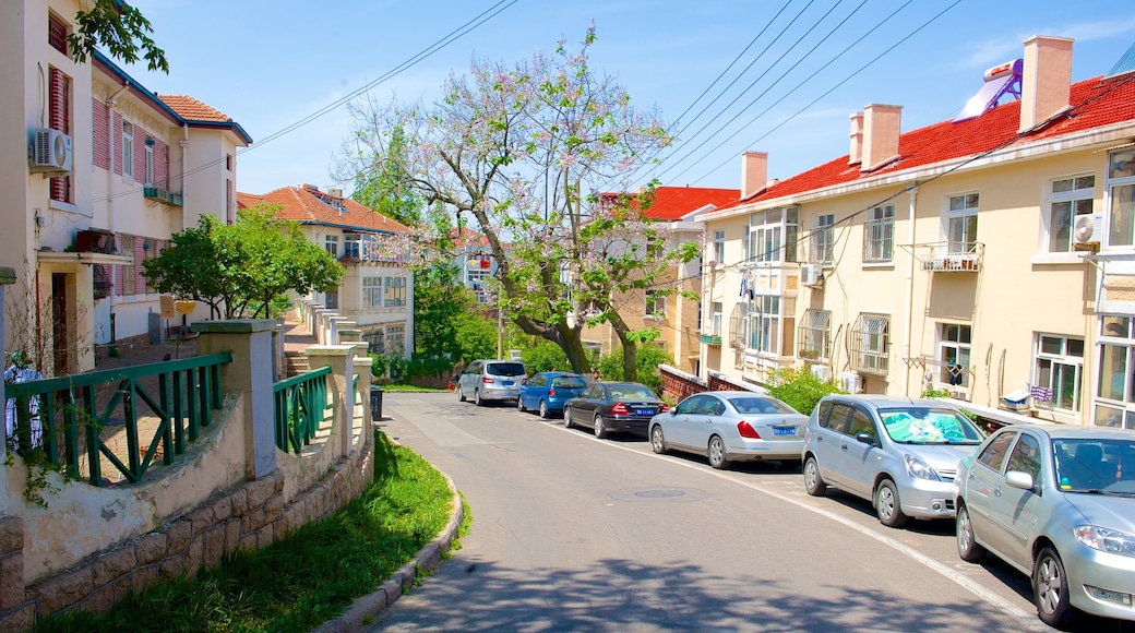 Qingdao som viser historiske bygningsværker og et hus