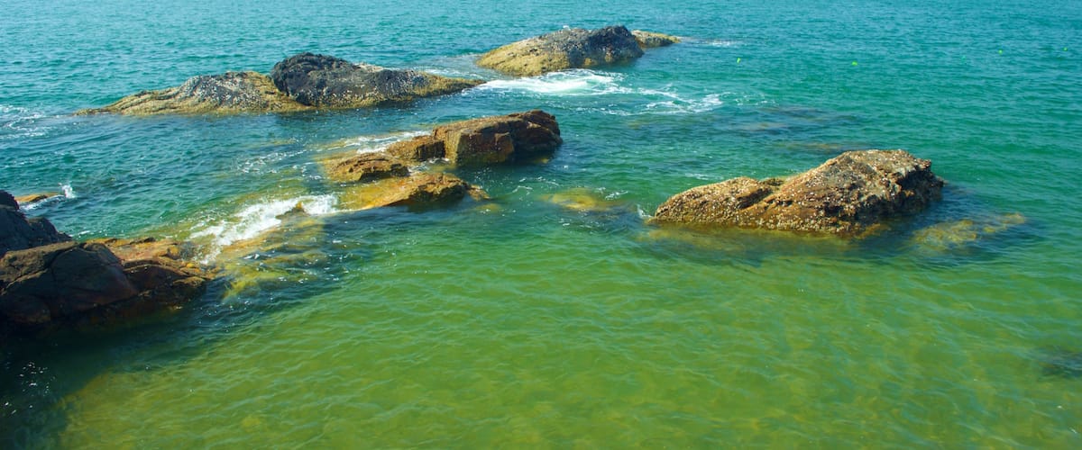 Querim Beach johon kuuluu karu rannikko
