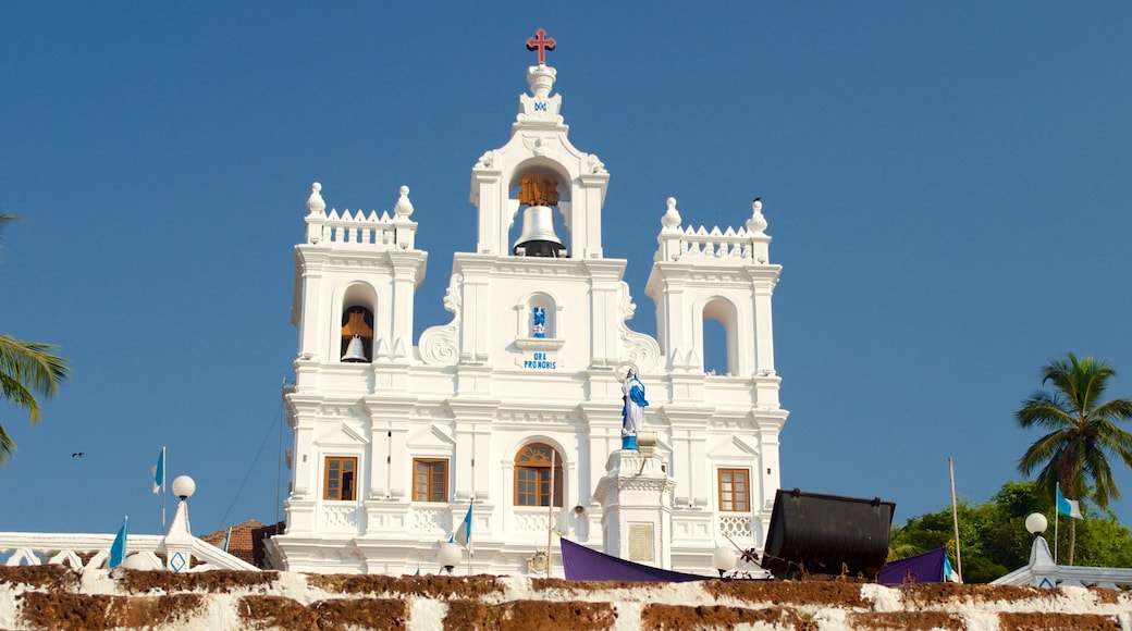 Panaji ofreciendo arquitectura patrimonial y una iglesia o catedral