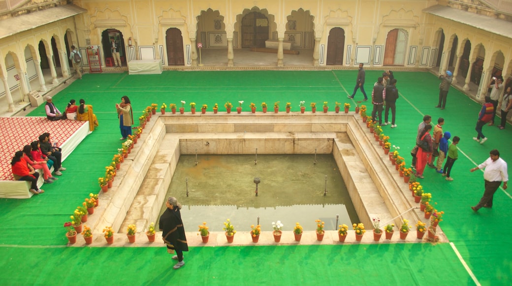 Jaipur mit einem Springbrunnen und Platz oder Plaza sowie große Menschengruppe