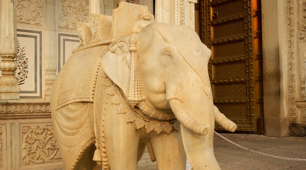 City Palace welches beinhaltet Statue oder Skulptur