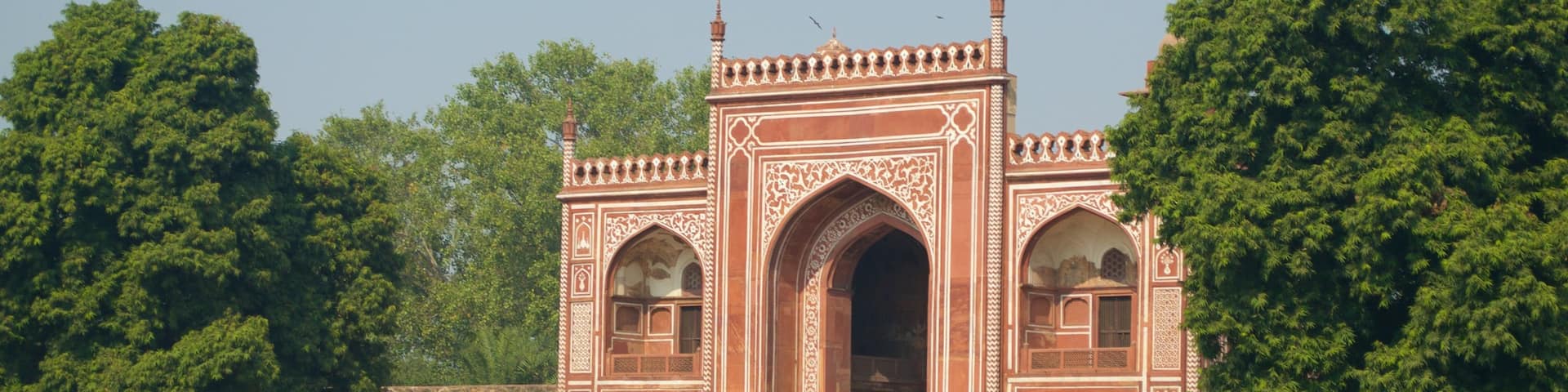 Itmad-ud-Daulah\'s Tomb featuring a park