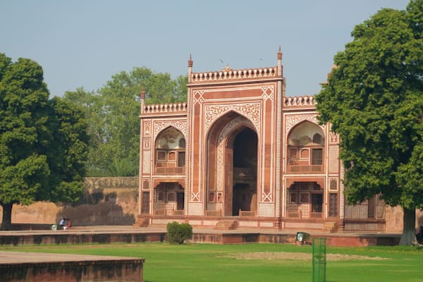 Grab von Itmad-ud-Daulah das einen Park