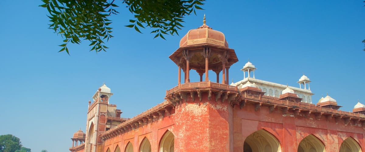 Sikandra which includes a mosque