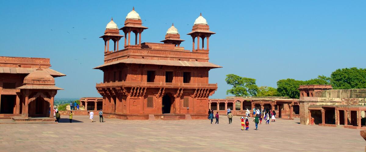 Fatehpur Sikri which includes a square or plaza