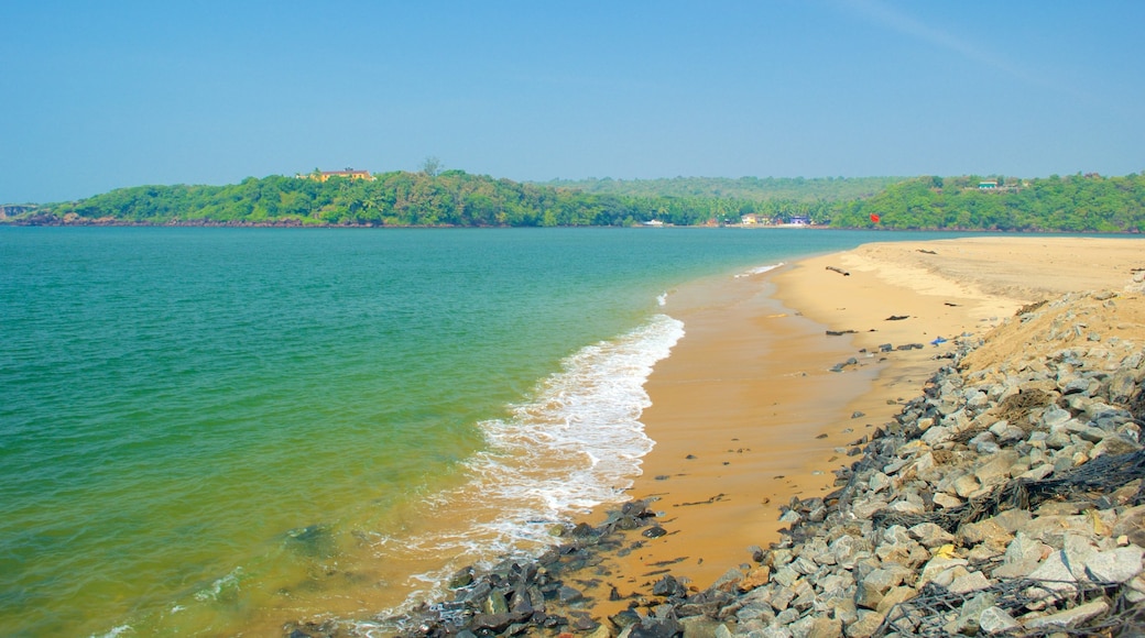 Praia de Querim caracterizando uma praia e paisagens litorâneas