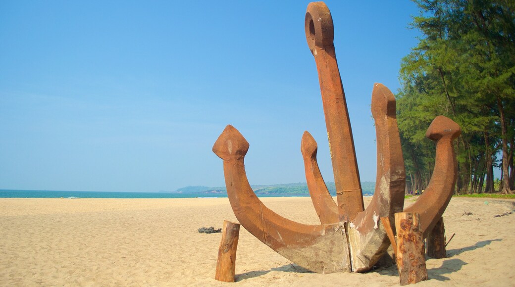 Praia de Querim caracterizando paisagens litorâneas e uma praia