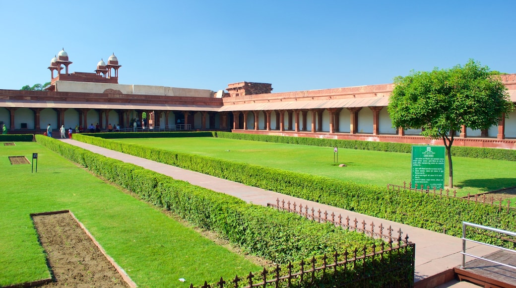 Fatehpur Sikri som inkluderar en park