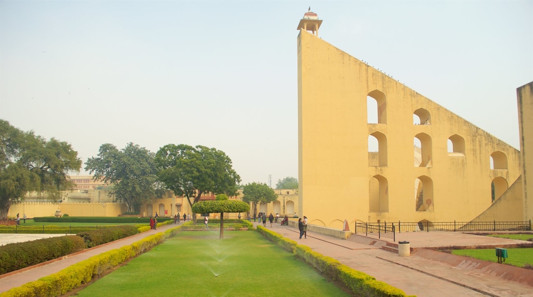 Jantar Mantar featuring puutarha