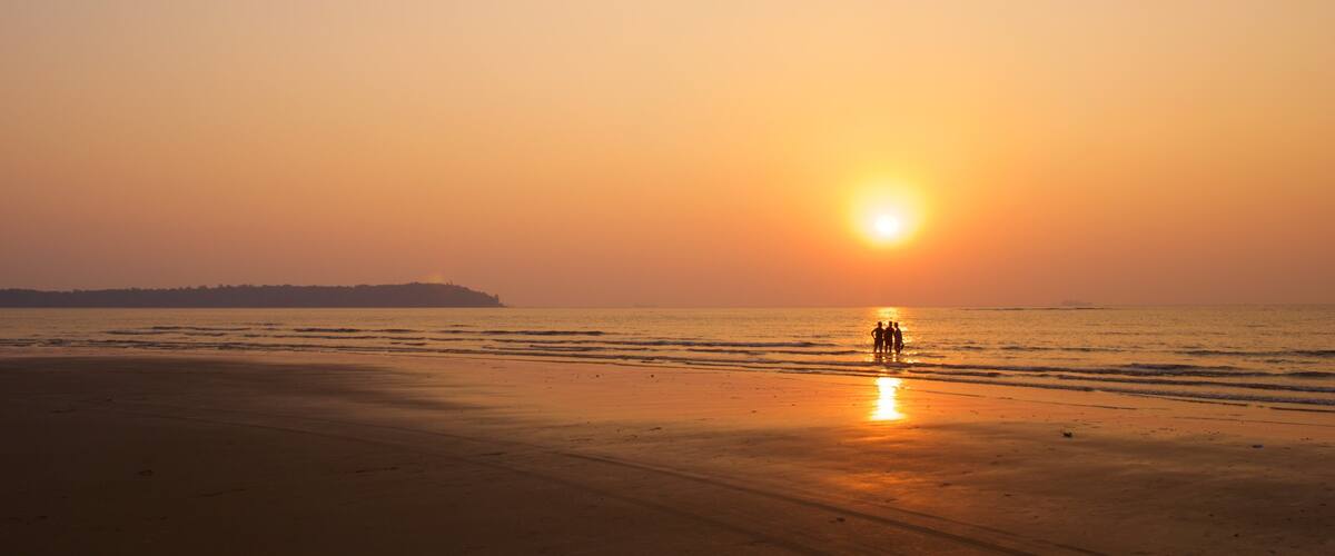 Miramar Beach mit einem Strand, allgemeine Küstenansicht und Sonnenuntergang