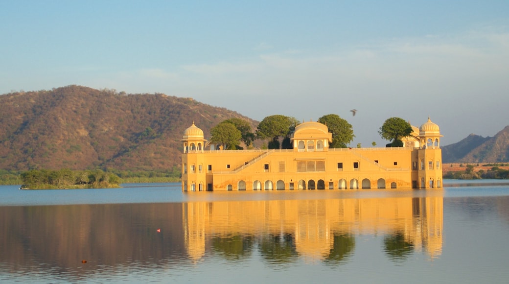 Jal Mahal che include lago o sorgente d\'acqua