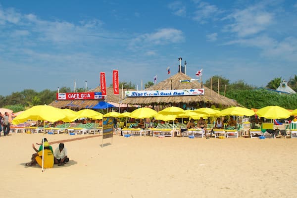 Plage de Calangute montrant bar de plage et plage