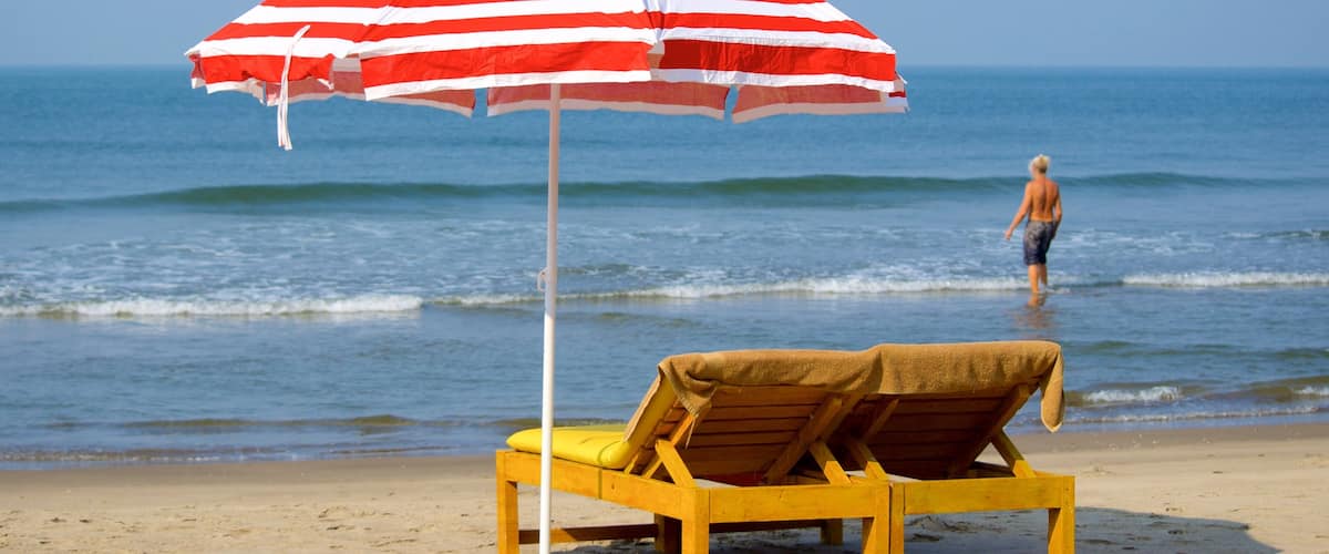 Plage de Vagator mettant en vedette vues littorales et plage aussi bien que homme