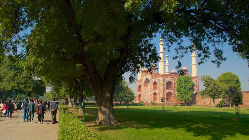Sikandra which includes a garden