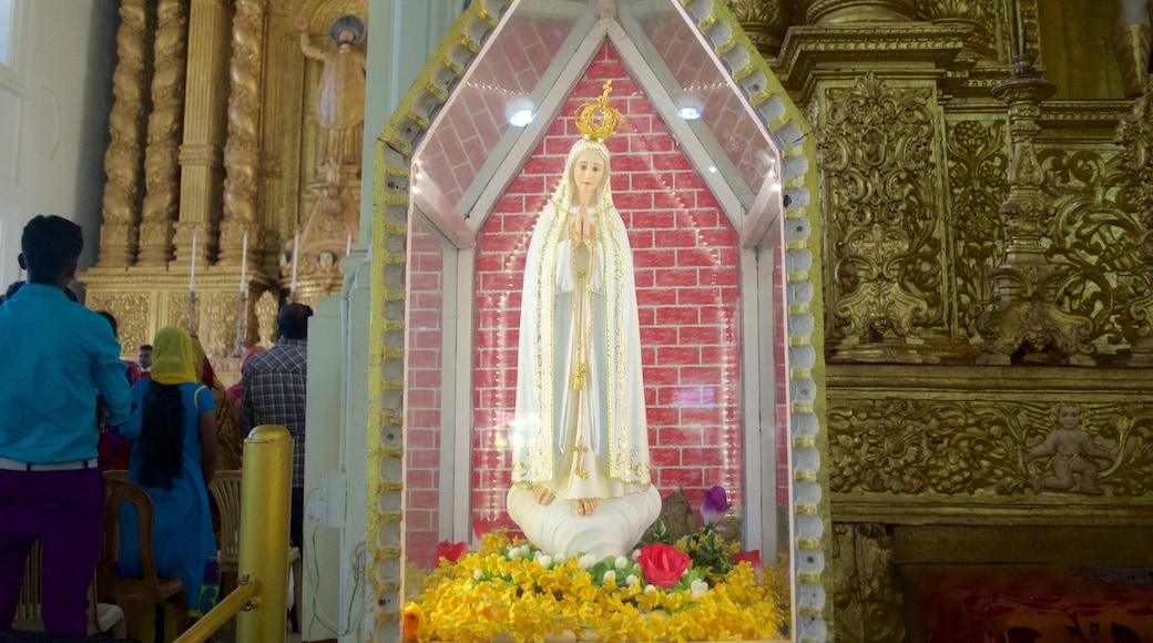 Basílica de Bom Jesus caracterizando elementos religiosos, uma igreja ou catedral e vistas internas