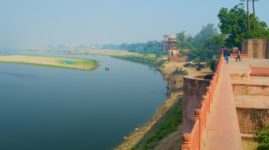 Ram Bagh ซึ่งรวมถึง ทิวทัศน์, แม่น้ำหรือลำธาร และ ปราสาทหรือพระราชวัง