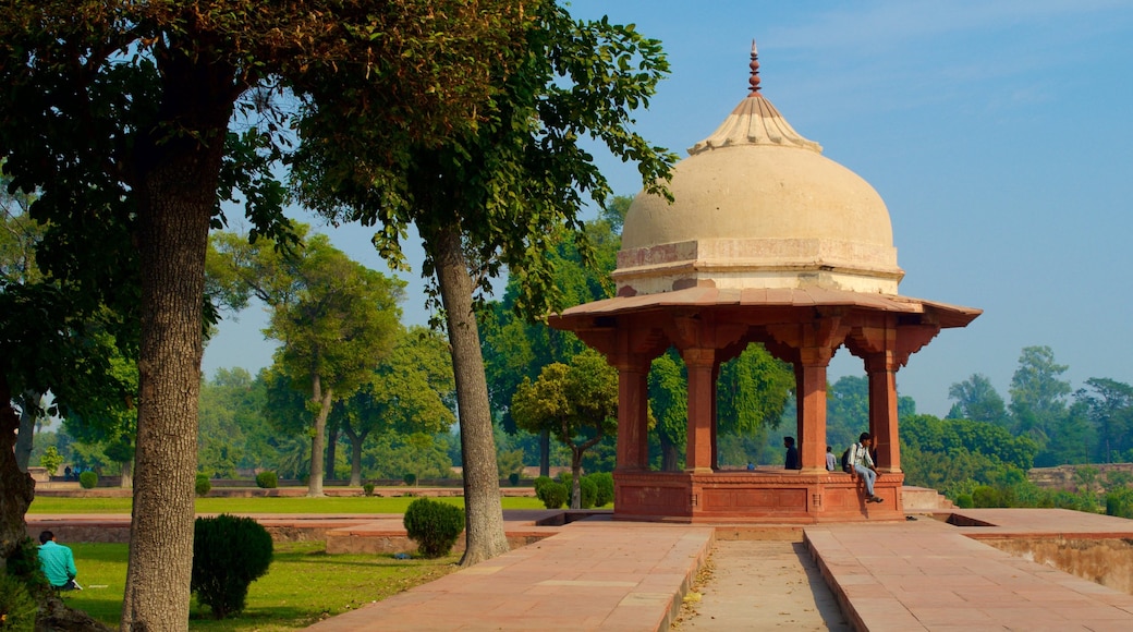 Ram Bagh mettant en vedette parc et chĂąteau ou palais