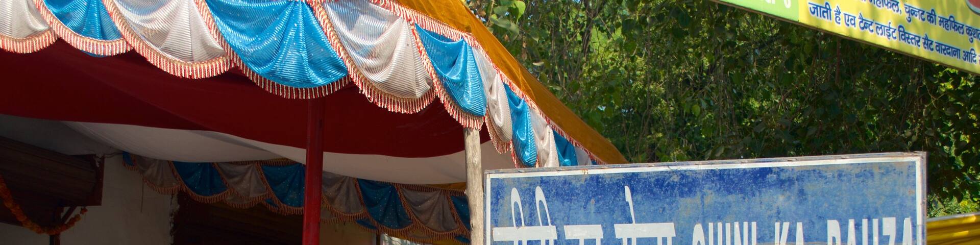 Chini ka Rauza showing signage