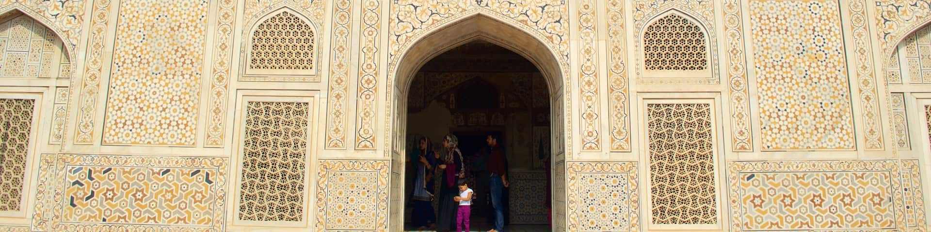 Itmad-ud-Daulah\'s Tomb featuring heritage elements, a monument and a cemetery