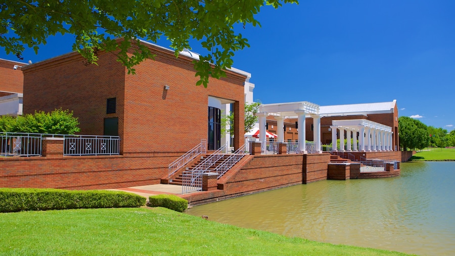 Montgomery Museum of Fine Arts ofreciendo un estanque y patrimonio de arquitectura