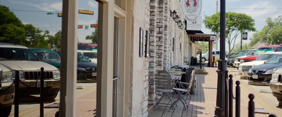 Round Rock showing a small town or village
