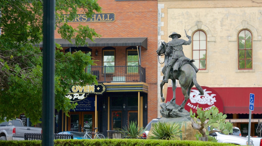 San Marcos caracterizando uma estátua ou escultura