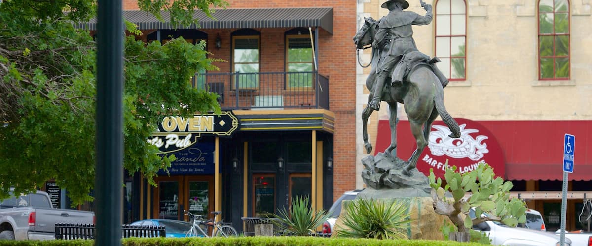 San Marcos featuring a statue or sculpture
