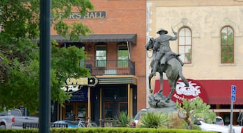 San Marcos mostrando una estatua o escultura