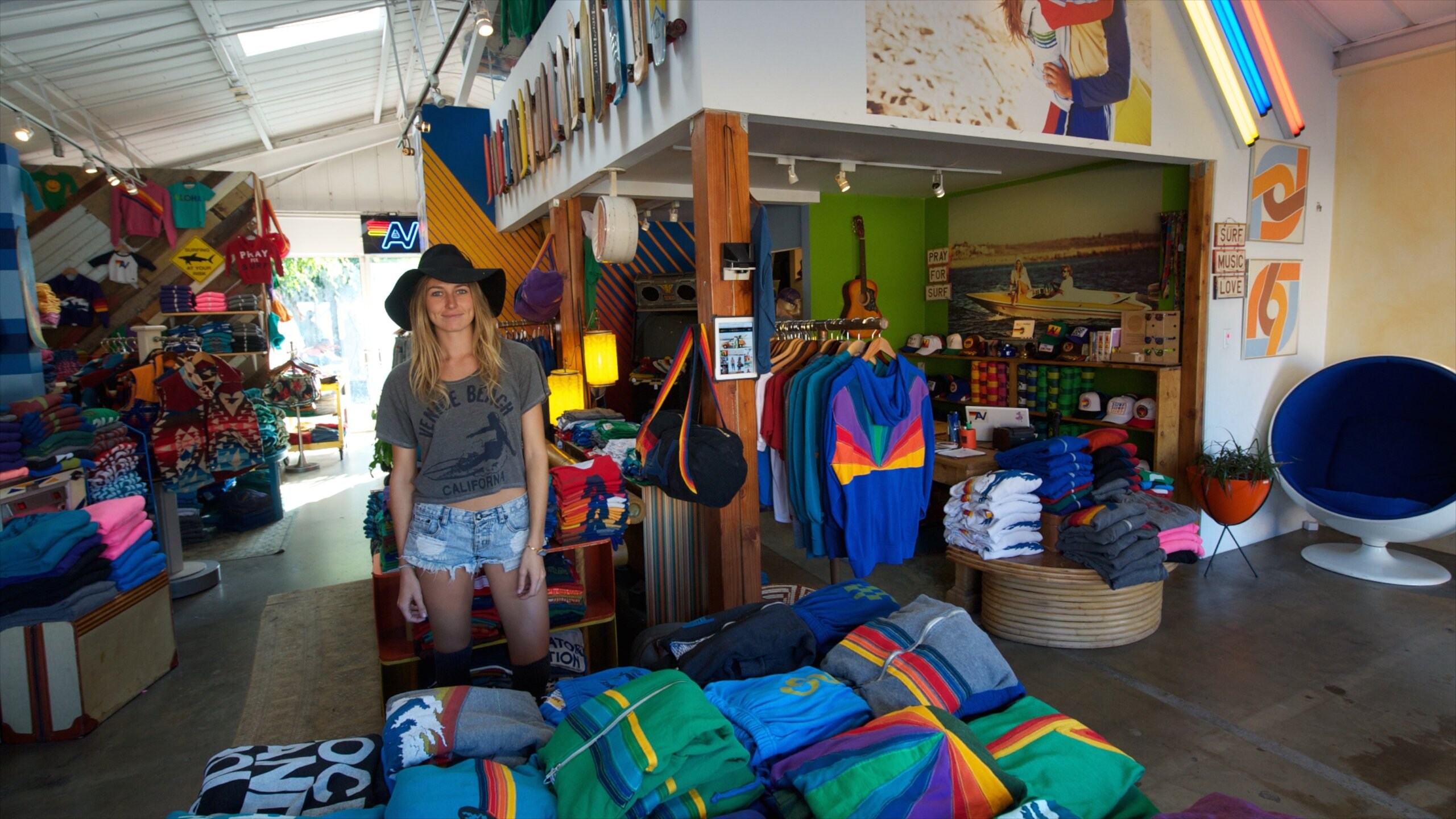 Venice Beach showing interior views and shopping as well as an individual femail