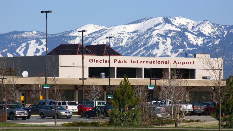 Whitefish mostrando montagna, neve e aeroporto