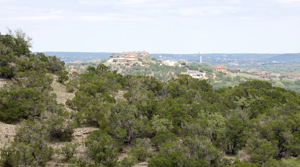 Lakeway que incluye montañas y imágenes de bosques