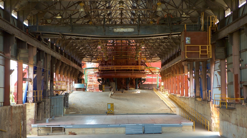 Sloss Furnaces som inkluderar interiörer och industrier