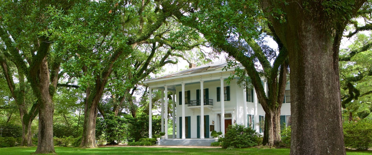 Bragg-Mitchell Mansion que incluye un jardín y una casa