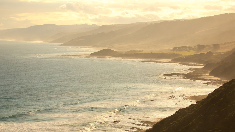 Great Ocean Road inclusief een zonsondergang, bergen en algemene kustgezichten