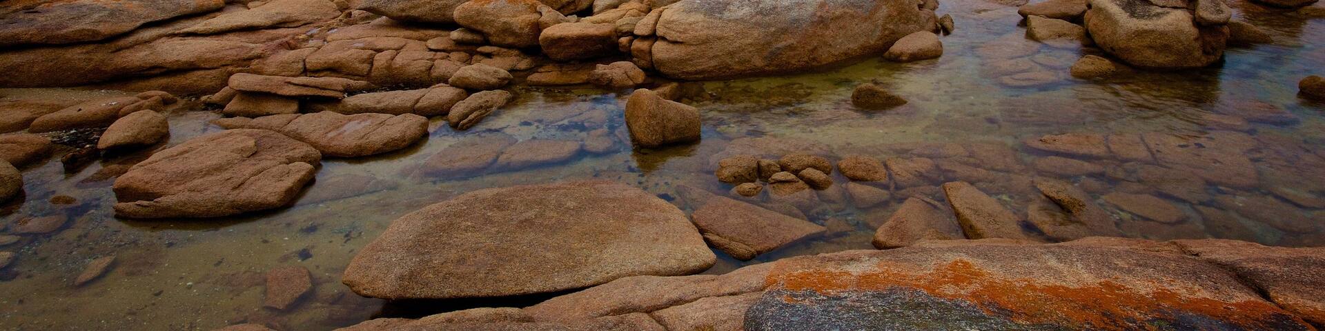 Freycinet das einen FelskĂŒste und allgemeine KĂŒstenansicht