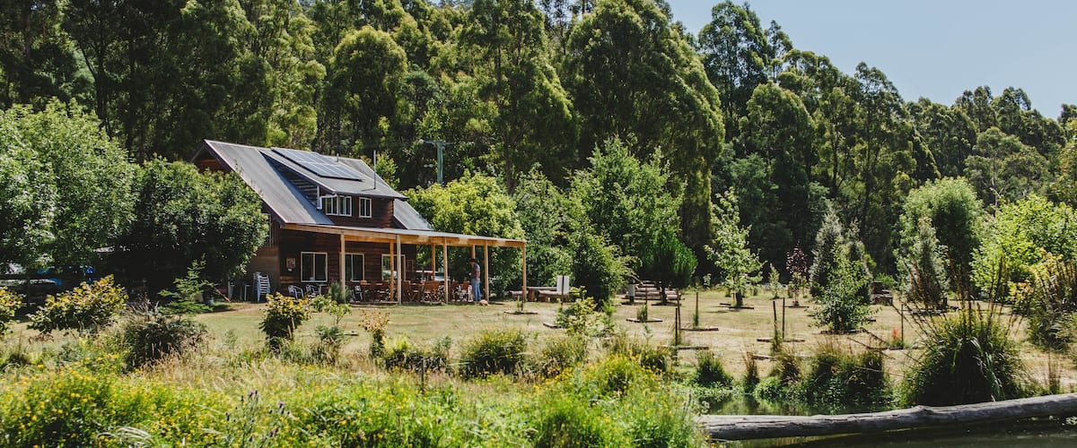 Deloraine showing a house and tranquil scenes
