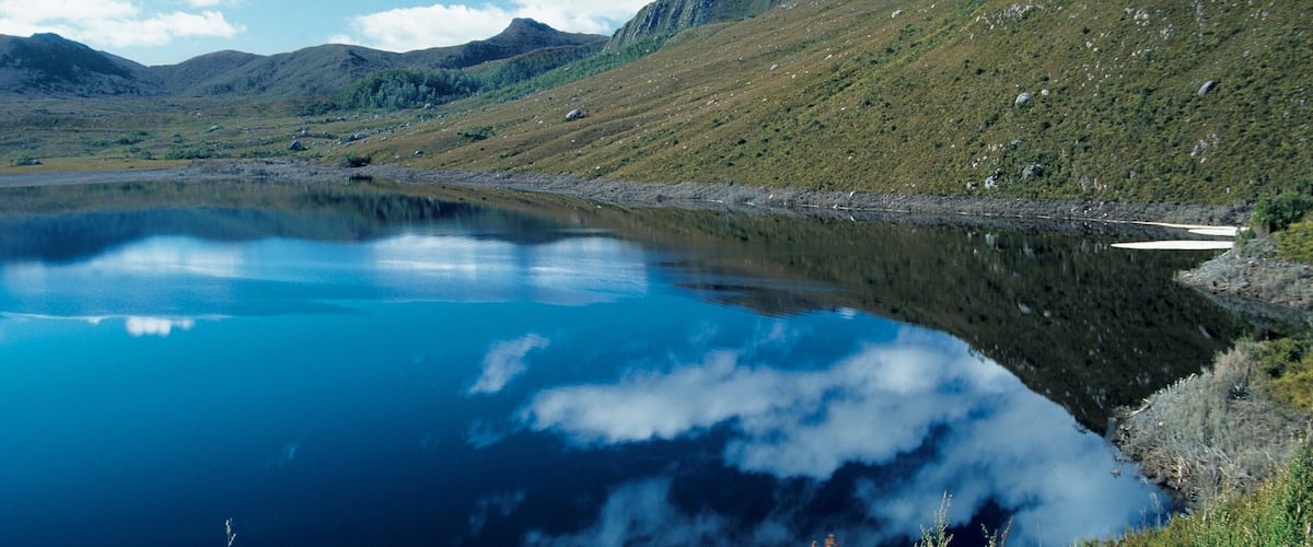 Zeehan showing a lake or waterhole and mountains
