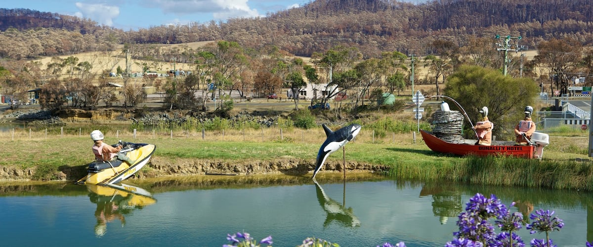 Eaglehawk Neck ofreciendo escenas tranquilas y un estanque