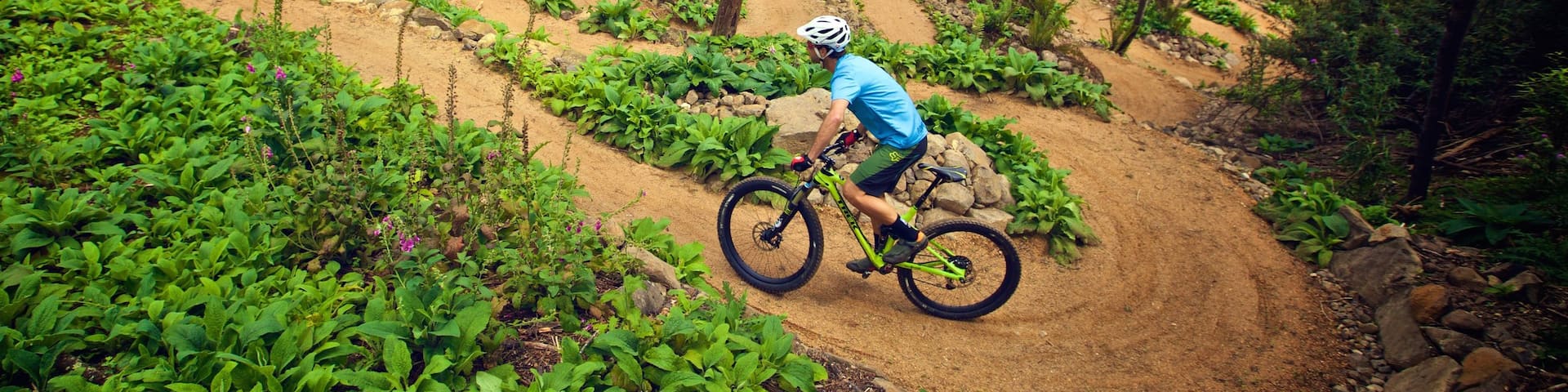 Derby das einen Mountainbiking und Waldmotive sowie einzelner Mann